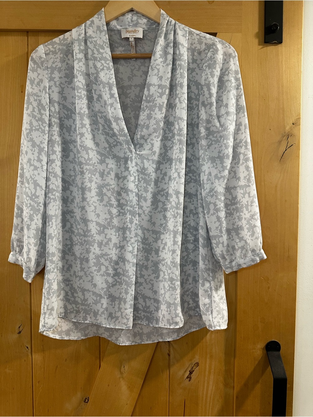Laundry By Shelli Segal Light Gray Floral-Print V-Neck Blouse